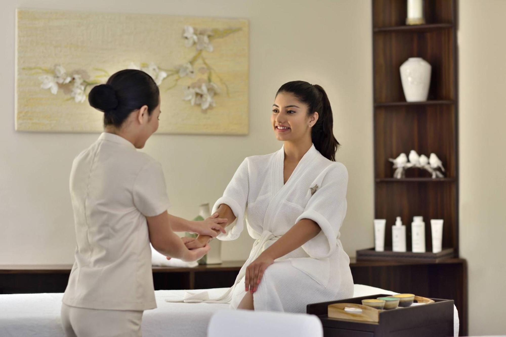 Jaipur Marriott Hotel Екстериор снимка A spa treatment