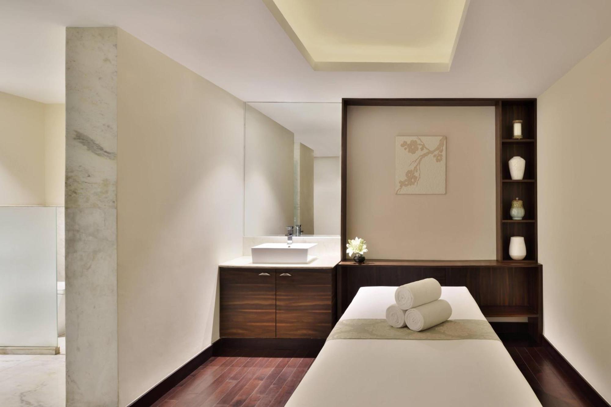 Jaipur Marriott Hotel Екстериор снимка A treatment room at the spa