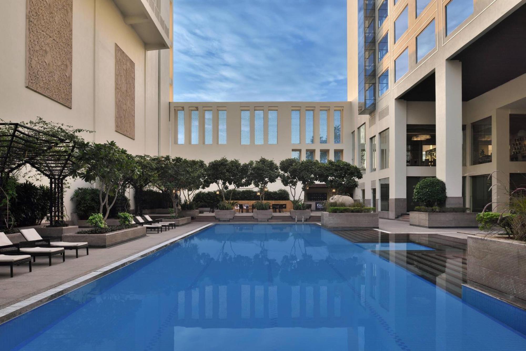 Jaipur Marriott Hotel Екстериор снимка The pool at the hotel