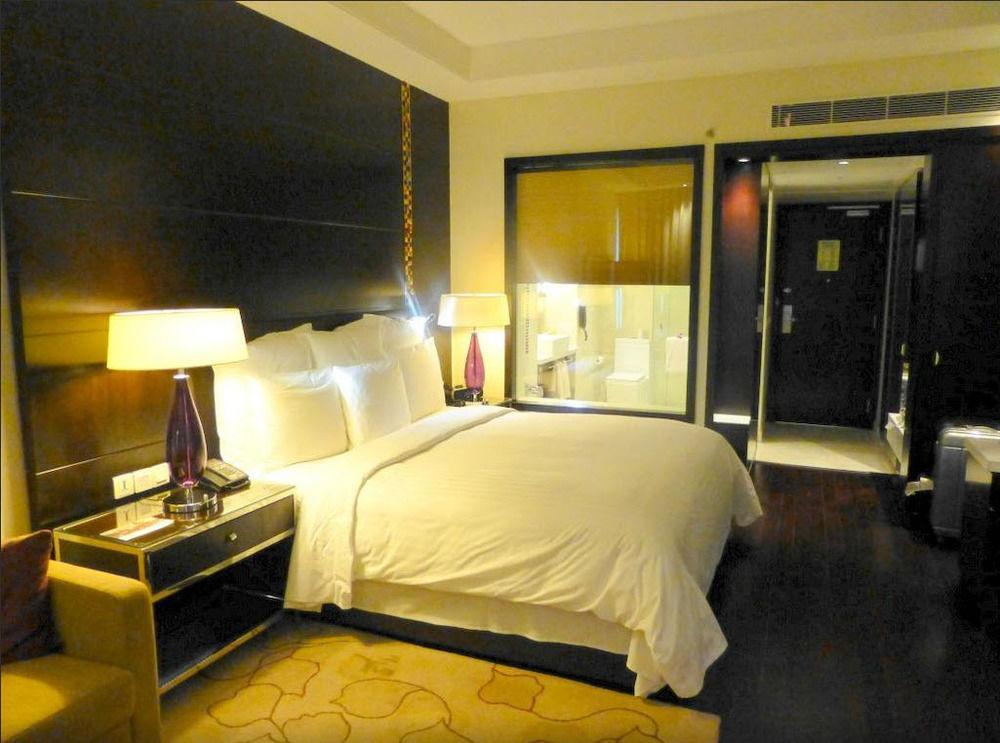 Jaipur Marriott Hotel Екстериор снимка A room at the Taj Mahal Palace