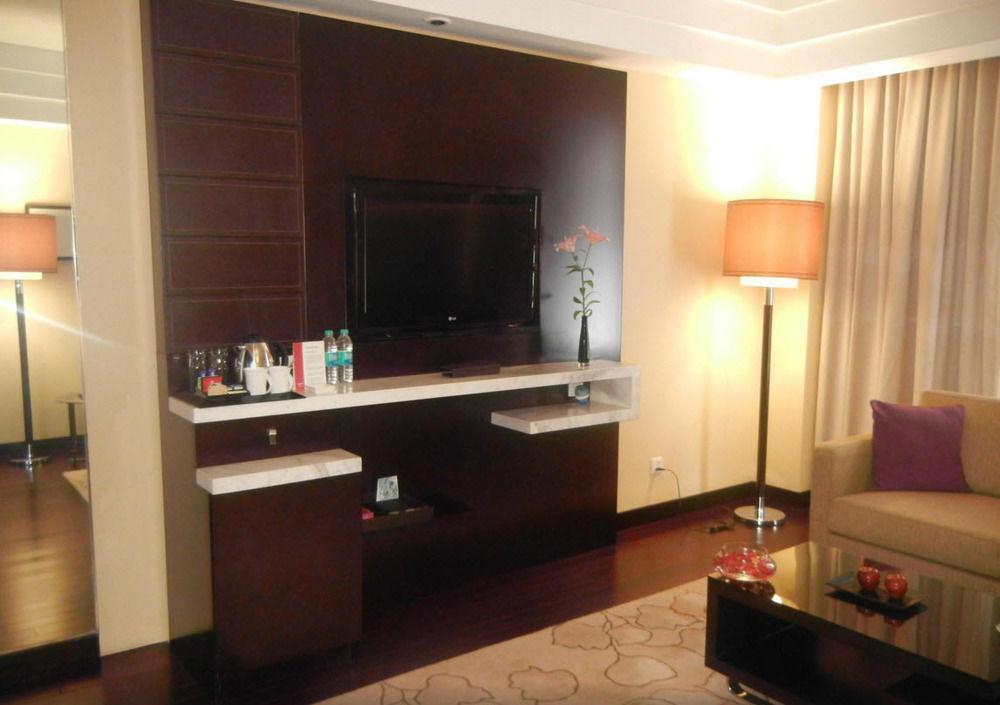 Jaipur Marriott Hotel Екстериор снимка A television set in a hotel room