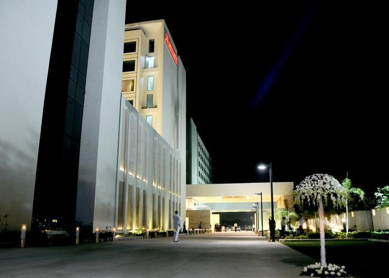 Jaipur Marriott Hotel Екстериор снимка The hotel at night