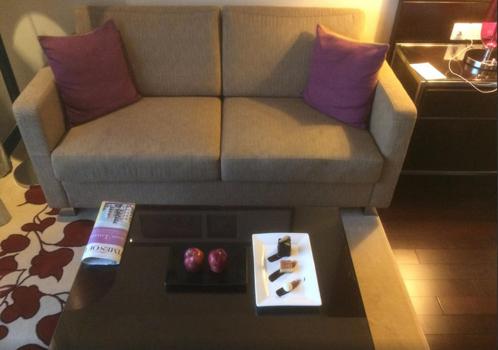 Jaipur Marriott Hotel Екстериор снимка A sofa in a hotel room