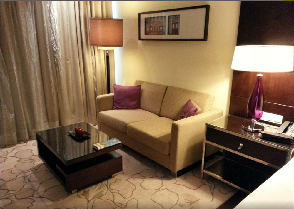 Jaipur Marriott Hotel Екстериор снимка A sofa in a hotel room