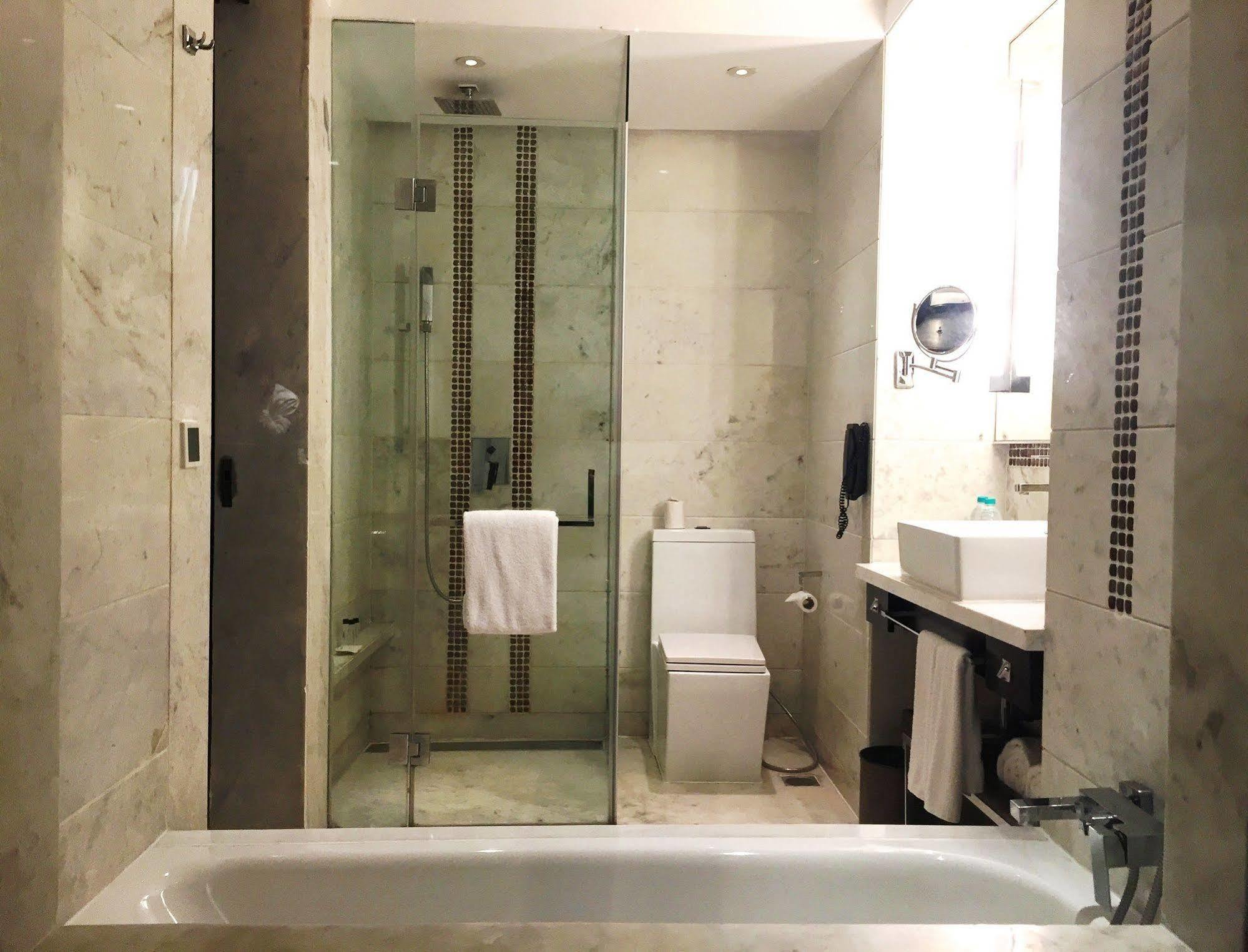 Jaipur Marriott Hotel Екстериор снимка A bathroom with a shower enclosure and a bathtub