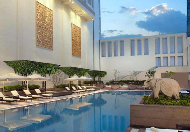 Jaipur Marriott Hotel Екстериор снимка The pool at the Taj Bengal